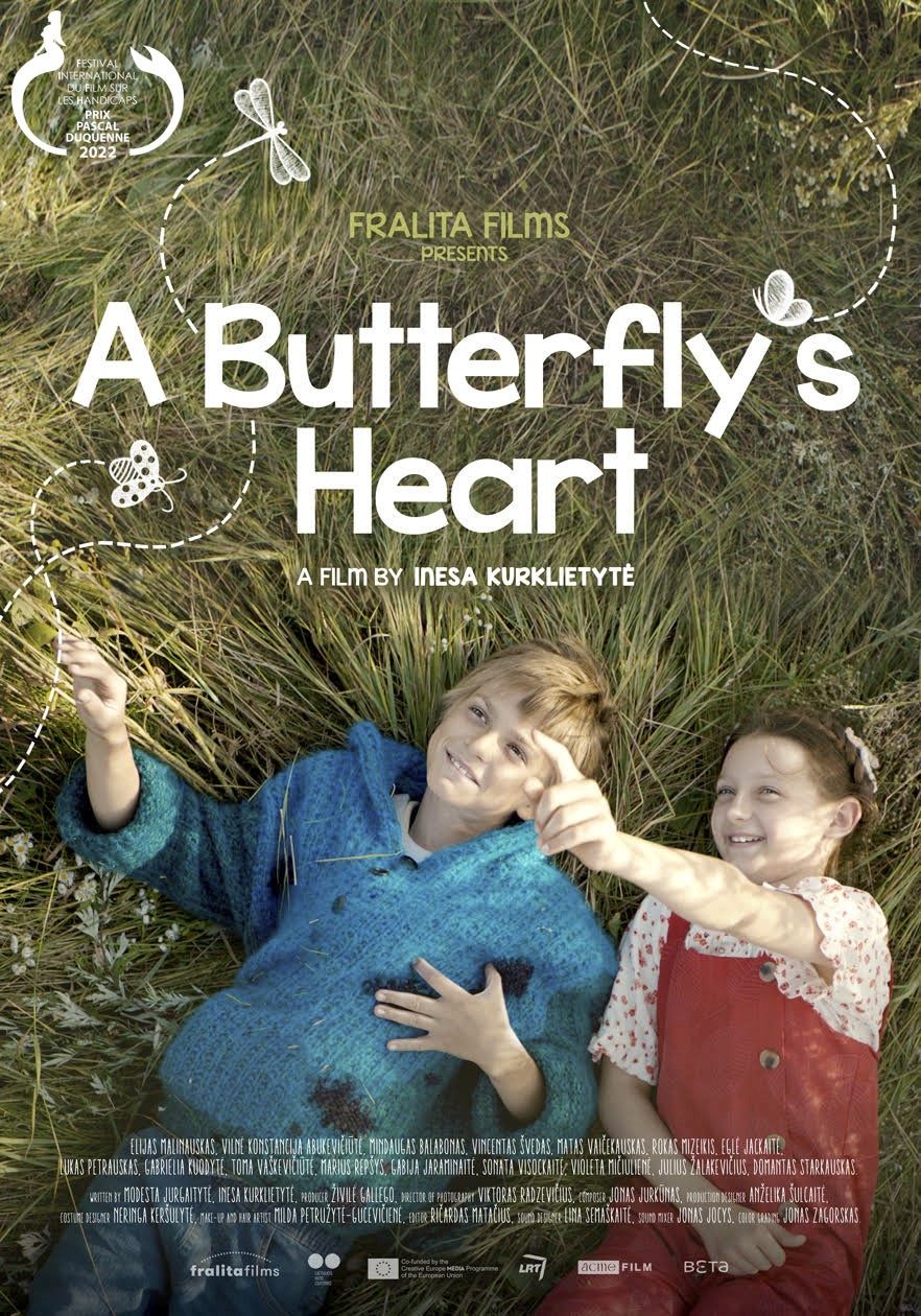 AFFICHE DU FILM  :  DEUX ENFANTS ALLONGES DANS LHERBE MONTRANT DES PAPILLONS 