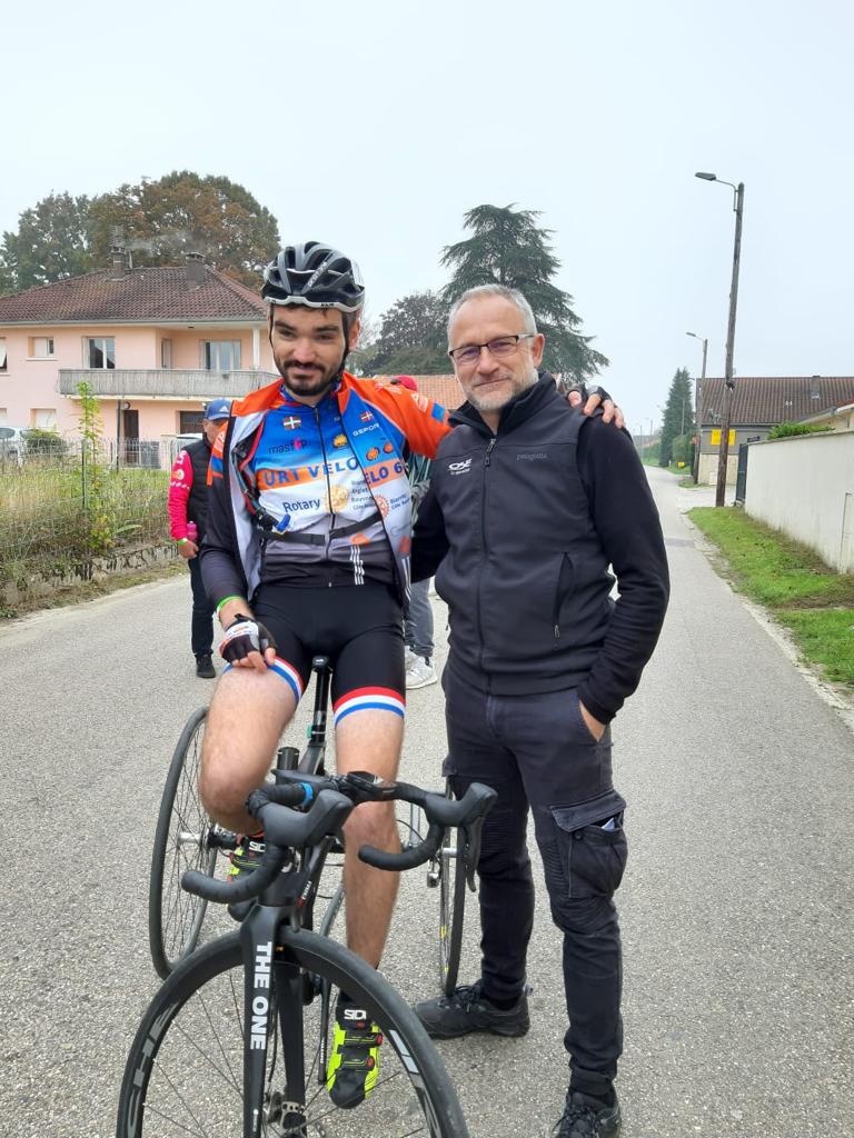 David GESLOT sur son tricycle avec à ses côtés, son entraineur