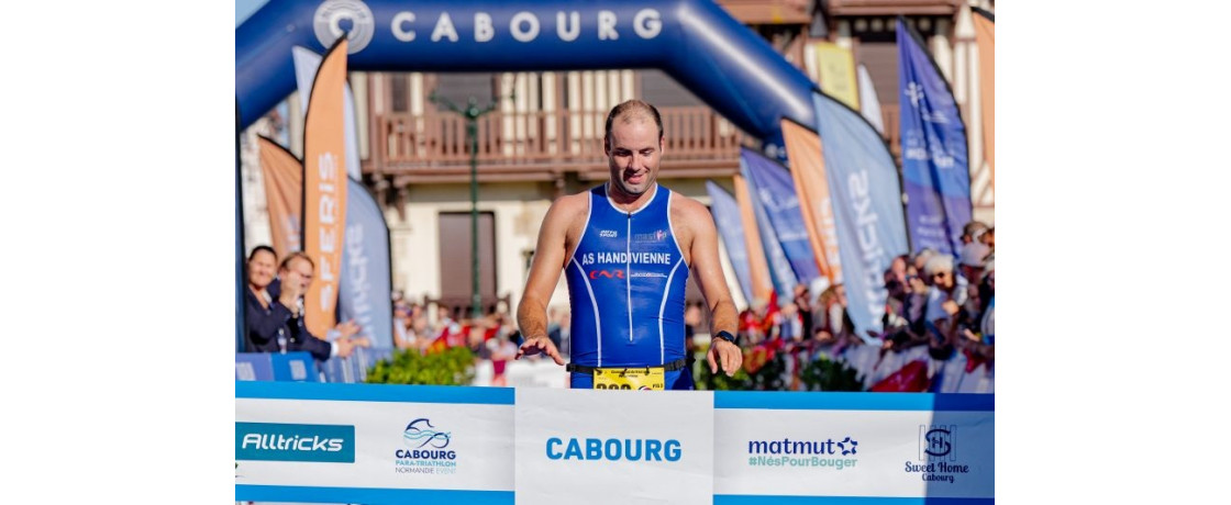 Cédric passe la ligne d'arrivée